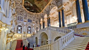 Hermitage-Museum-St-Petersburg-Inside-hermitage-stairs-Русия-–-Санкт-Петербург-и-Москва-1920x1080
